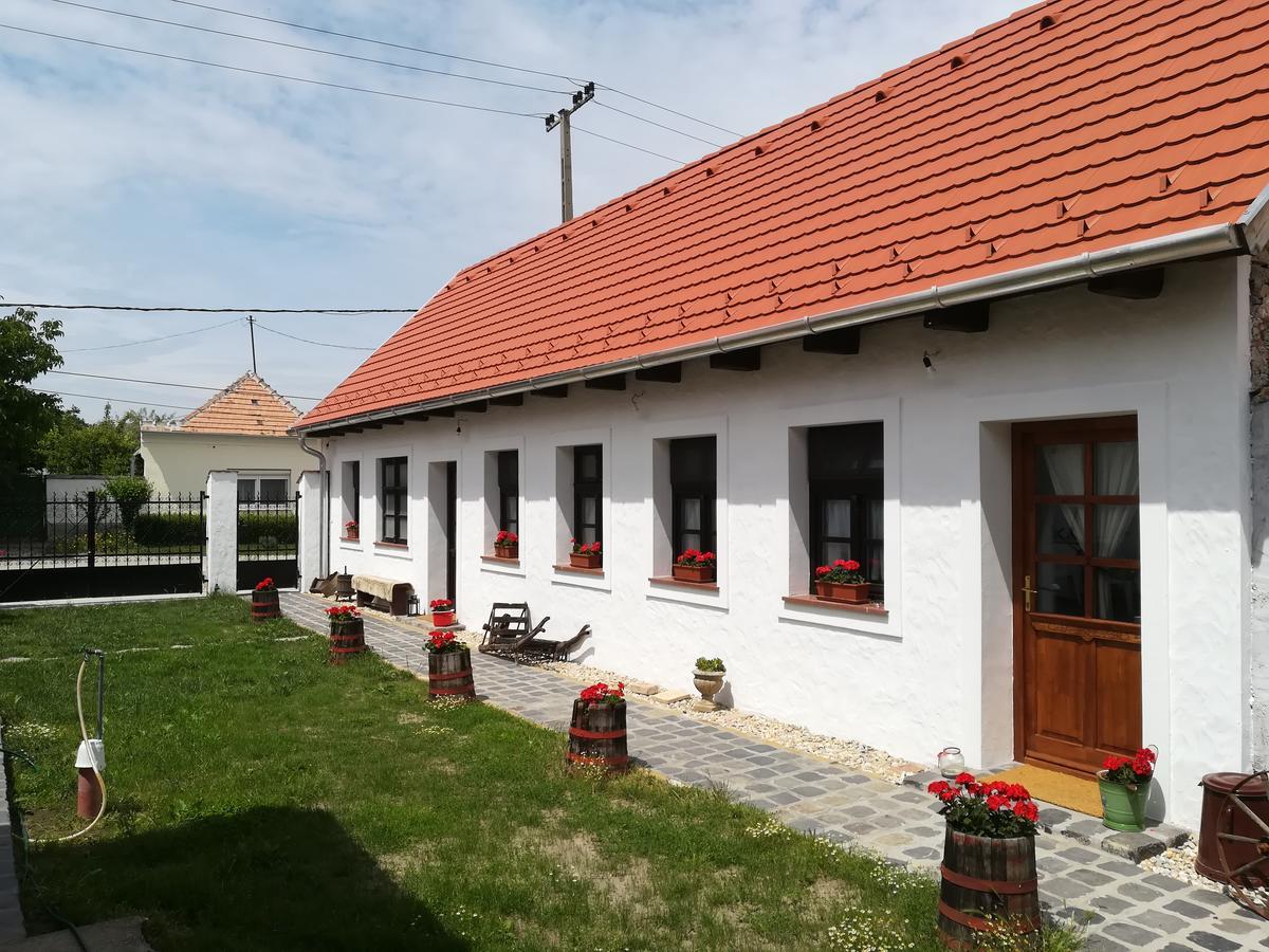 Szent Ivan Vendeghaz Tata Exterior photo